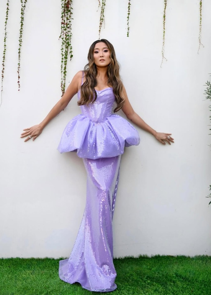 أشلي بارك بفستان مصمم بكورسيه بقصة القلب