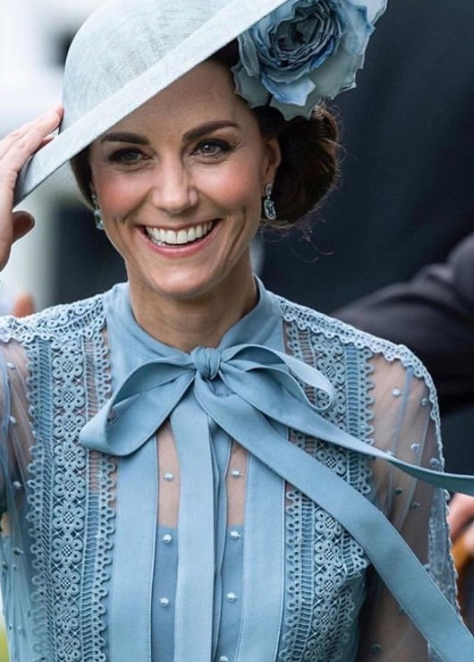 مجوهرات ملكية مرصّعة بالسترين والتوباز