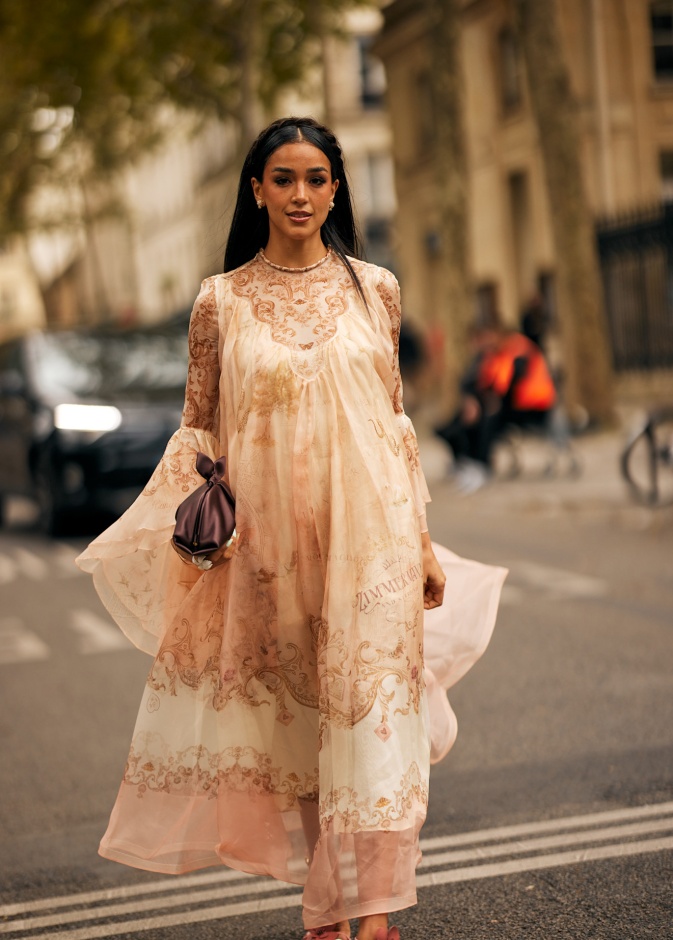 إطلالة أنيقة من شوارع باريس