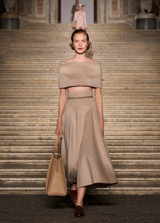 إطلالة أنيقة من Max Mara