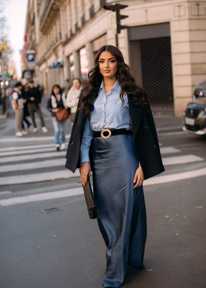 إطلالة شتوية أنيقة بحزام محدد الخصر من شوارع باريس