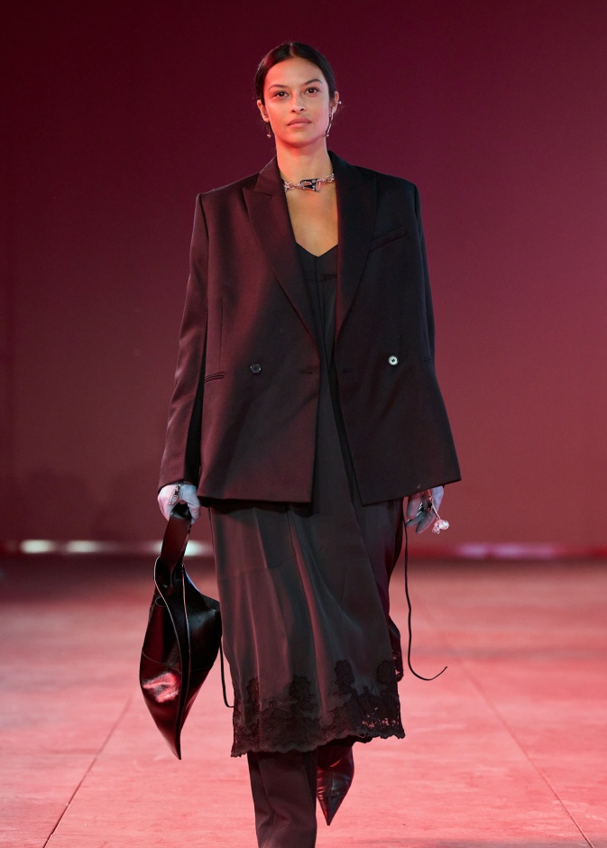 إطلالة مناسبة لصاحبات القوام الممتلئ من HeM 180