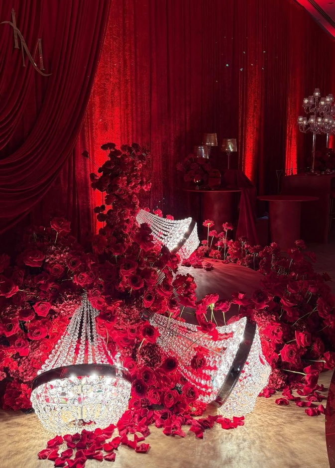 الدرابيه الأحمر لعرس فاخر - الصورة من صفحة Precious Flowers Event Design
