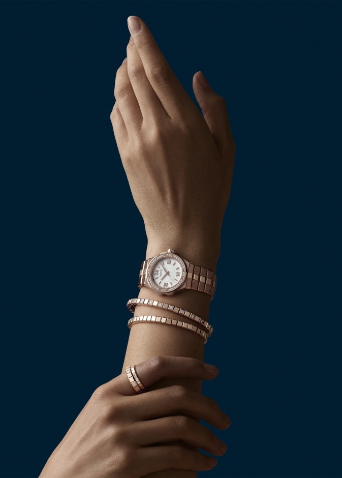 الساعة الذهبية التي لا منافس لها على معصم المرأة الأنيقة من شوبارد