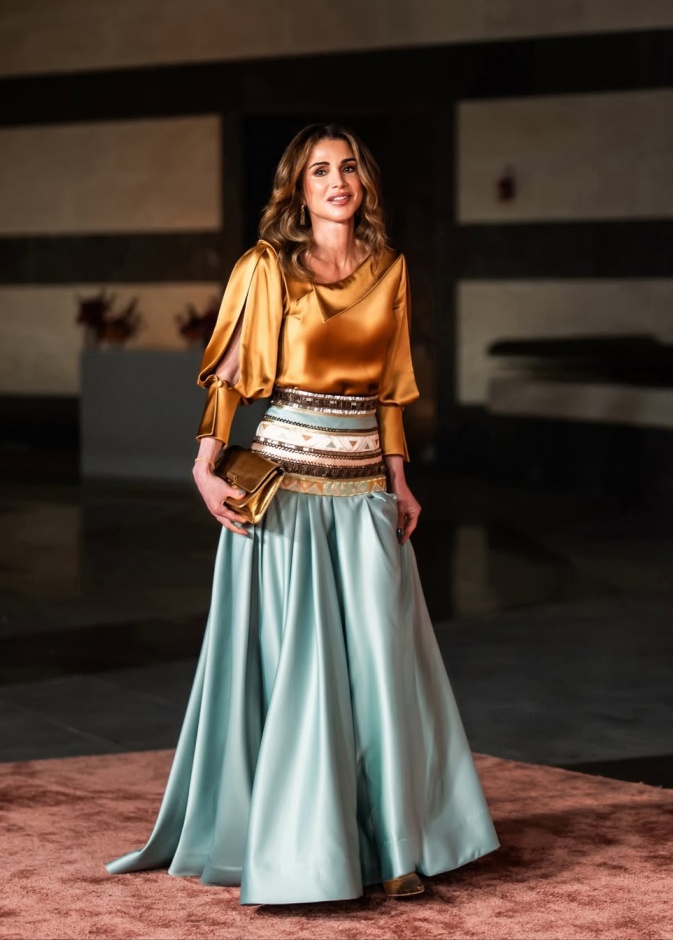 الملكة رانيا بإطلالة باللون الأزرق الفيروزي