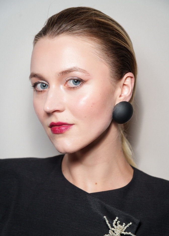 إتجاهات جمالية لن تزول بين رسمات المكياج والشفاه الحمراء