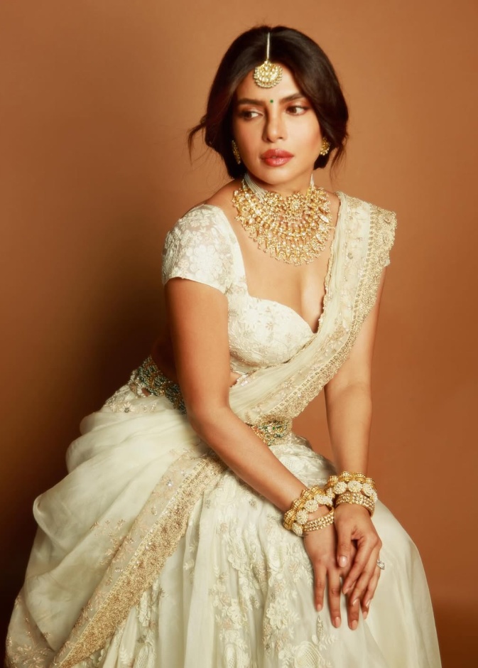 بريانكا بتنورة بتطريزات الورود باللون الكريمي والبيج