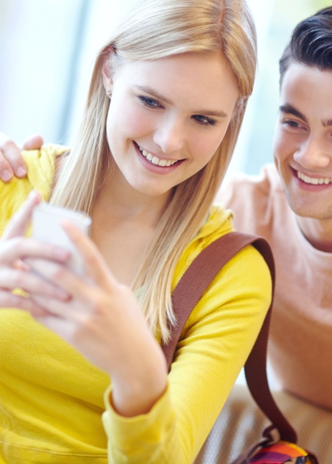 تأثير السوشيال ميديا على الحياة الزوجية خطير وقد يؤدي إلى الانفصال