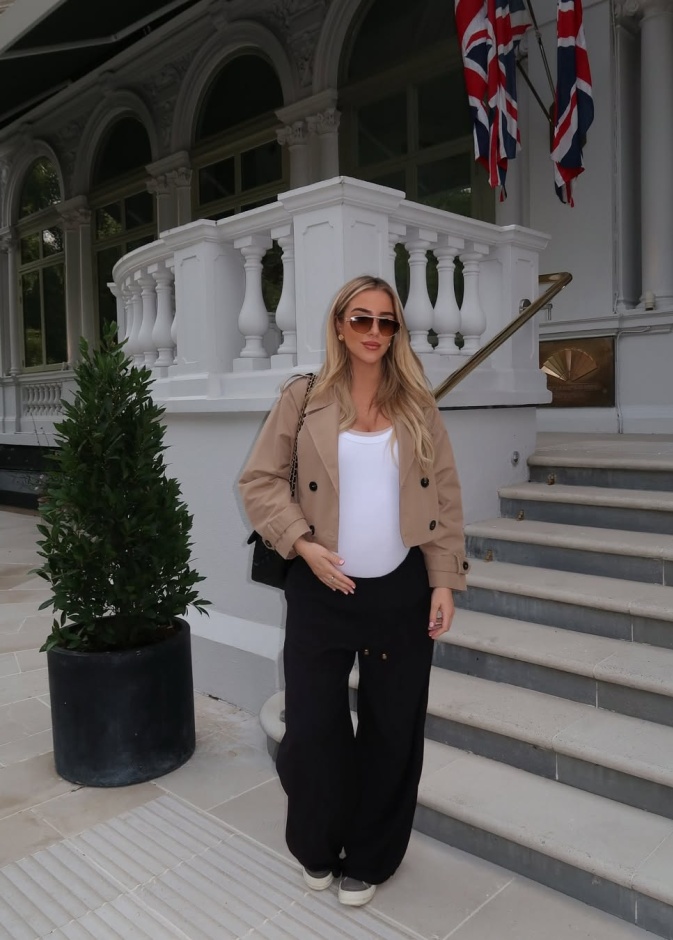 تايلور وارد بالبنطال الأسود مع توب ضيق باللون الأبيض وجاكيت 