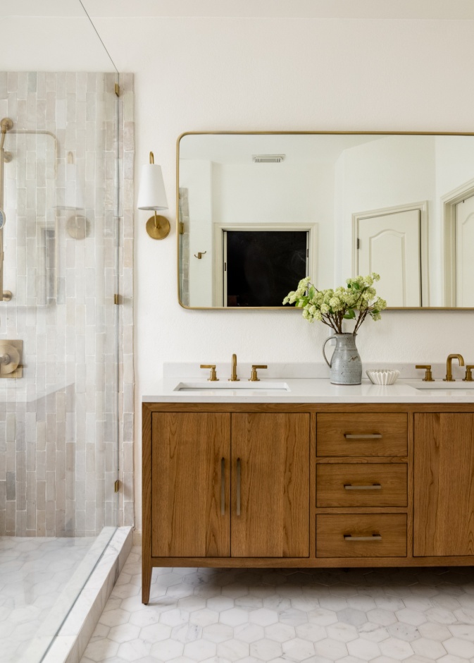 تحتفي اتجاهات الحمامات في 2026 بجمال الخامات الطبيعية وملمسها الأصلي