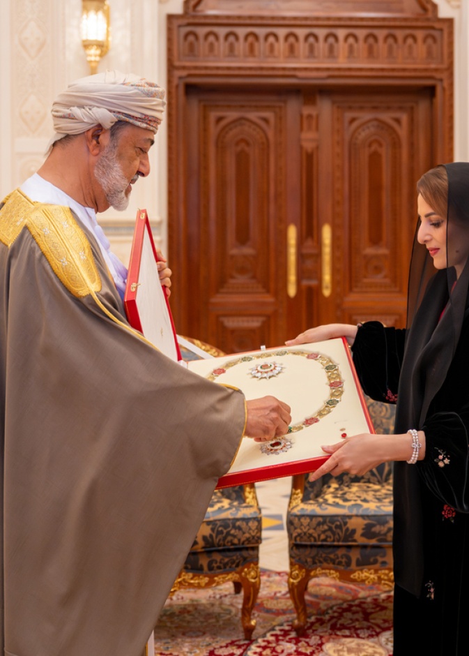 جلالة السُّلطان يمنح السّيدة الجليلة وسام الشرف الأعظم