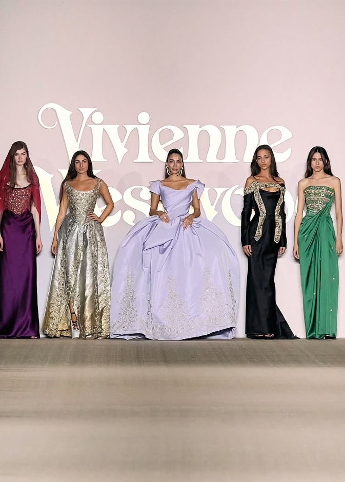 جمعية الأزياء تطلق عرضاً حصرياً لاستكشاف قطع فيفيان ويستوود × فنون التراث عن قرب