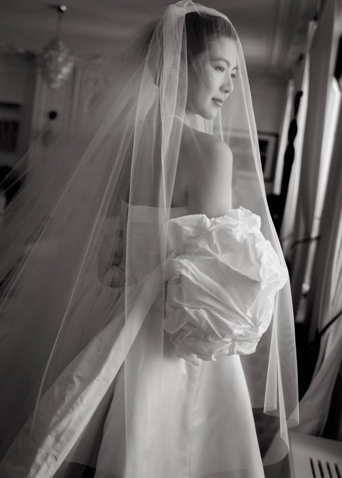 داهي جونغ بإطلالة عرائسية حالمة