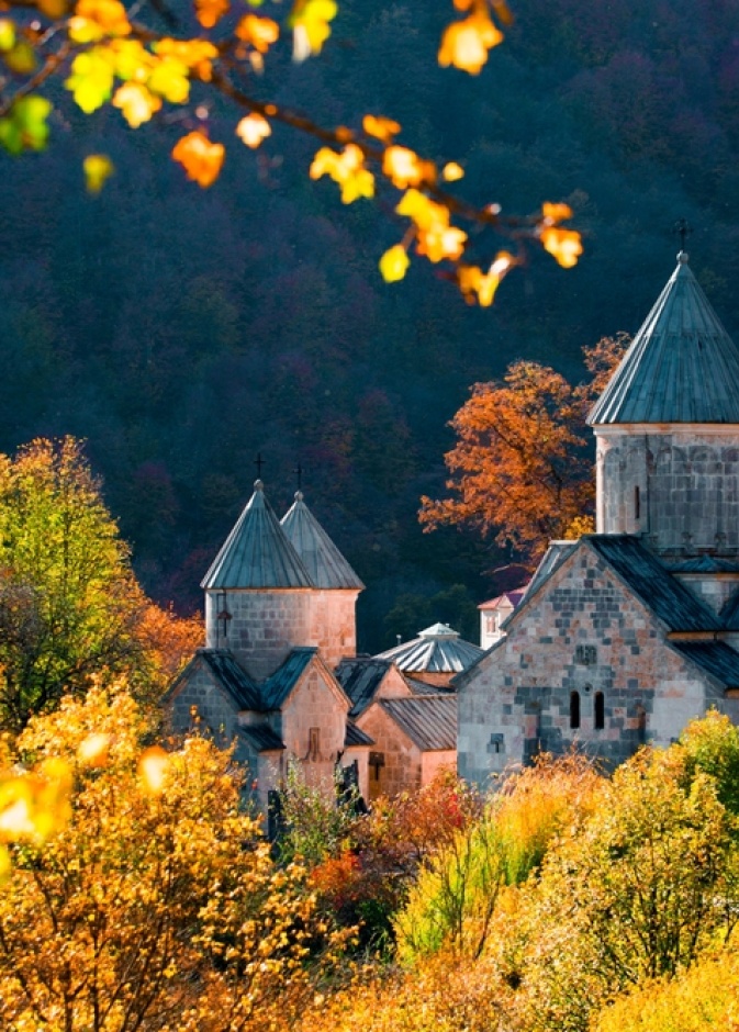 دير هاجارتسين المهيب الهندسة المعمارية المذهلة وسط التلال الخضراء في ديليجان في أرمينيا