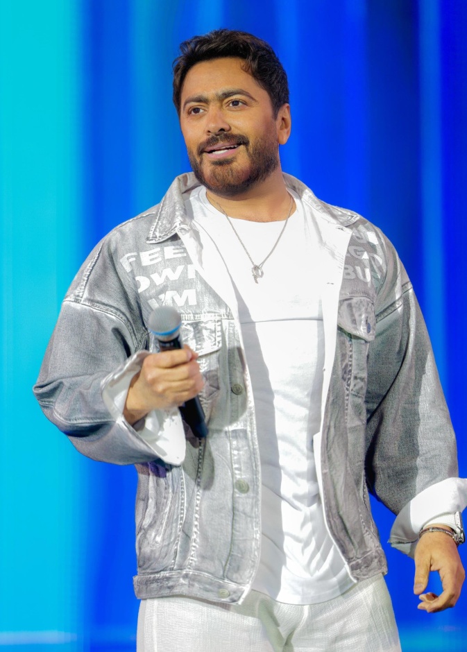 يمر تامر حسني بأزمة صحية تسببت في إستئصال جزء من الكلى