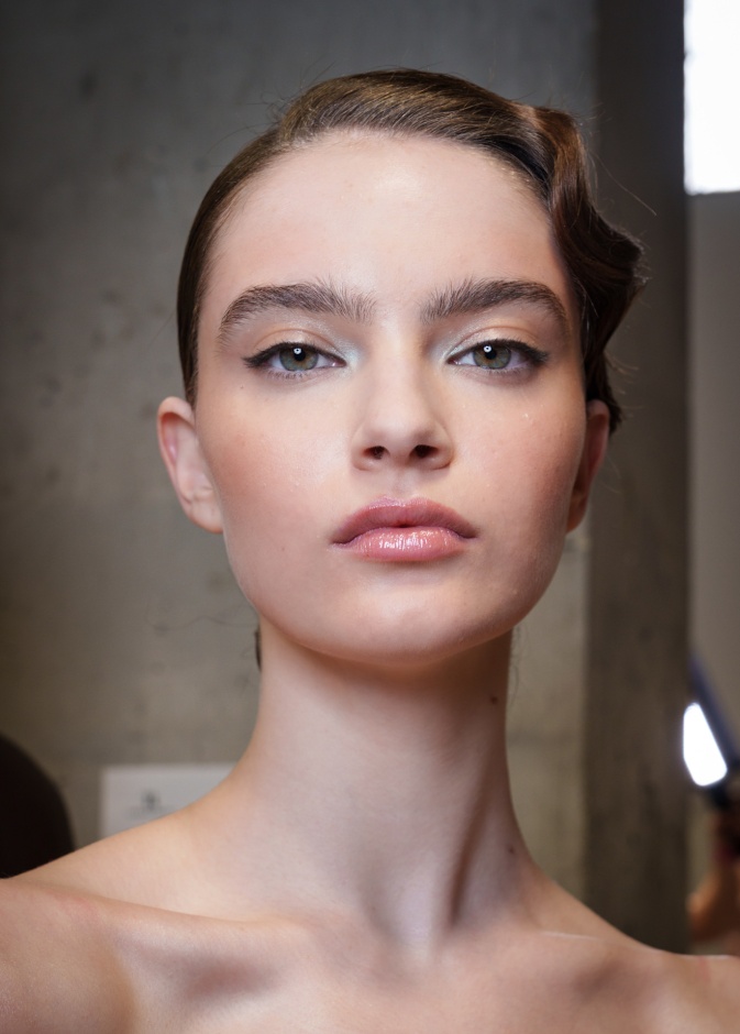 المكياج القوي والبراق يعزّز جمال عينيك هذا الموسم