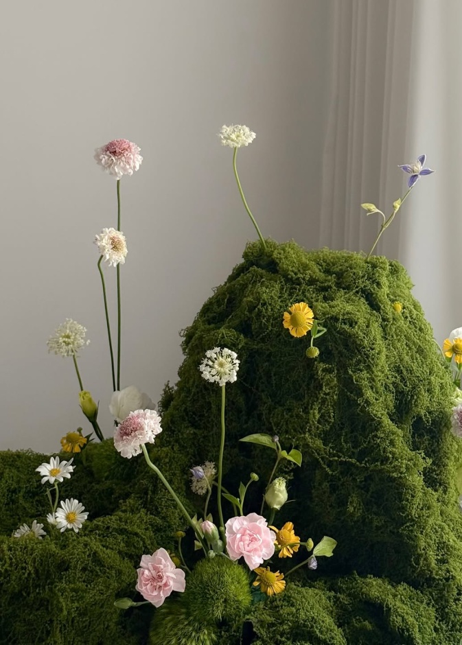 سجادة من الطحالب والزهور البرية من صفحة pollen atelier@ على انستغرام.