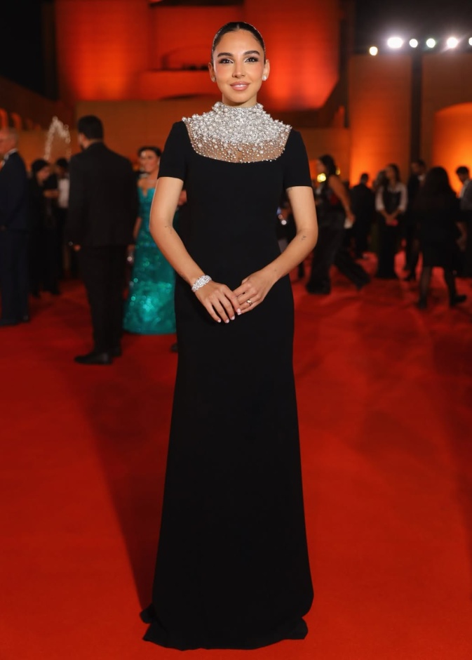 سلمى أبو ضيف بفستان سهرة أسود من توقيع نعيم خان
