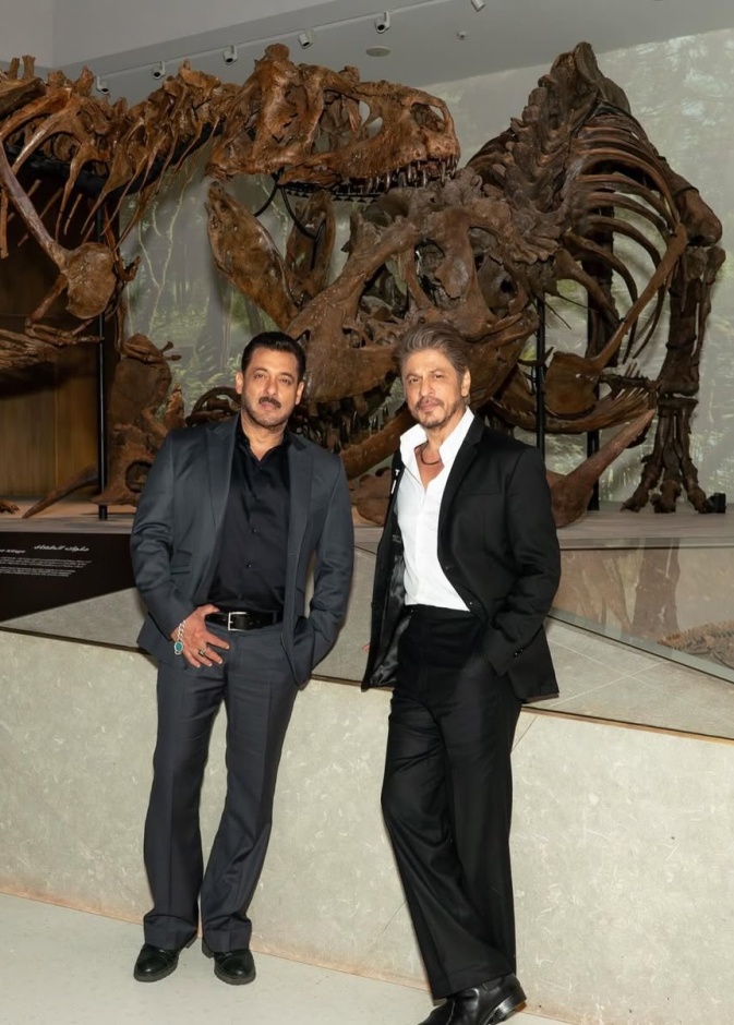 شاروخان وسلمان خان بمتحف التاريخ الطبيعي بأبوظبي