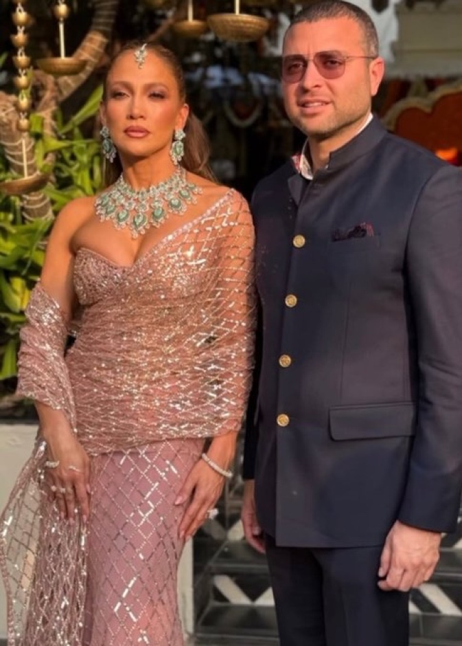 جينيفر لوبيز تُنسق الساري الهندي مع المجوهرات الفاخرة بأسلوب عالمي