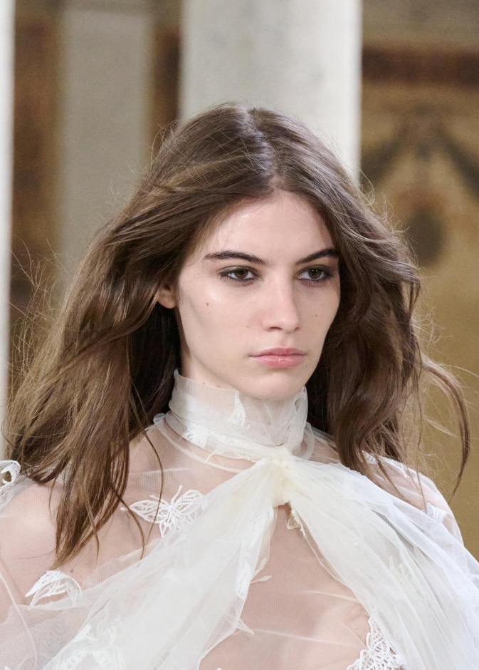 كيف تحولين العناية بشعركِ إلى لحظة اتصال عميق مع ذاتكِ؟