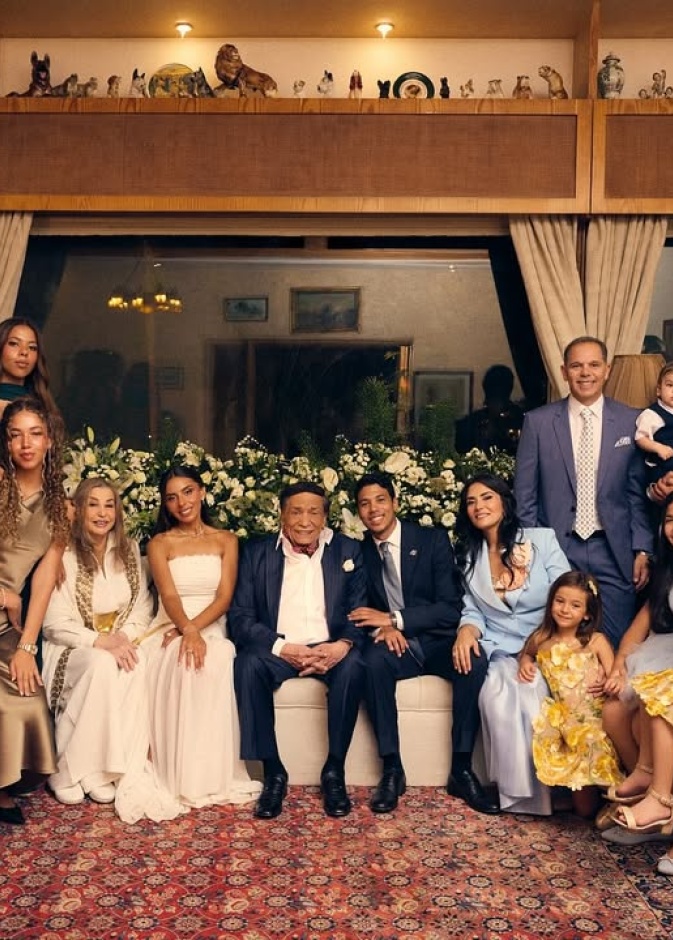 عادل إمام مع عائلته في عقد قران حفيده