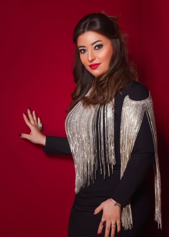 غادة رجب تتألق بإطلالة طبيعية وأنيقة تحافظ على جاذبيتها الخاصة