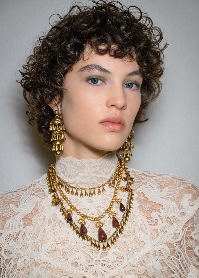 قصات الشعر القصير مع الغرة الكيرلي من دار Zimmermann