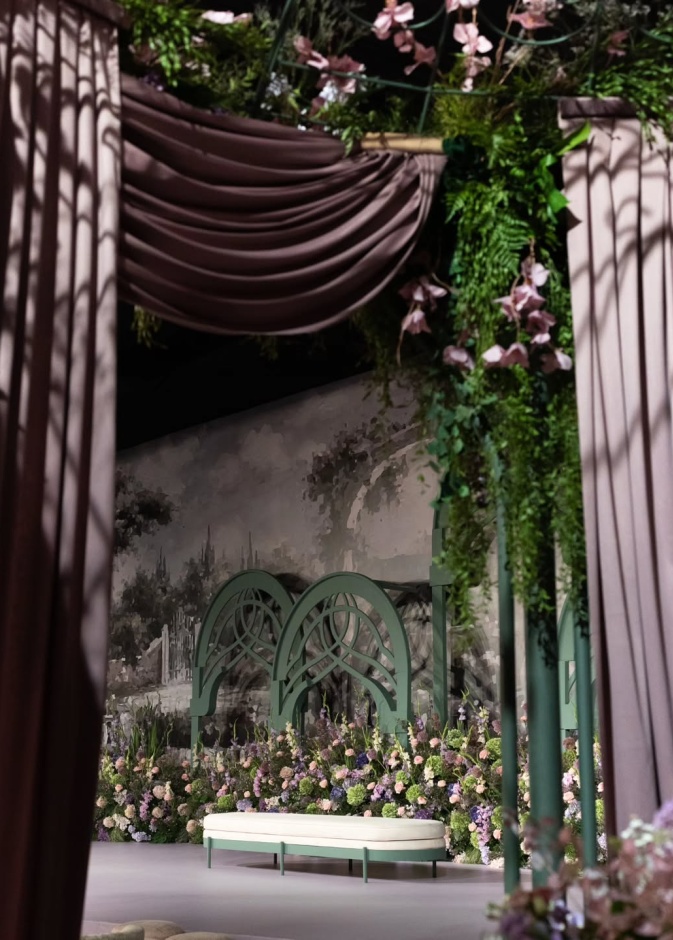 كوشة بيضاء مع زينة باللون الأخضر