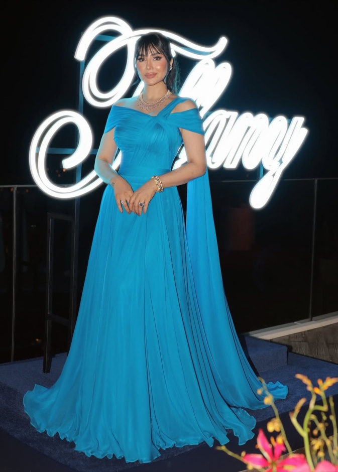 لجين عمران ترتدي فستانا باللون التركواز