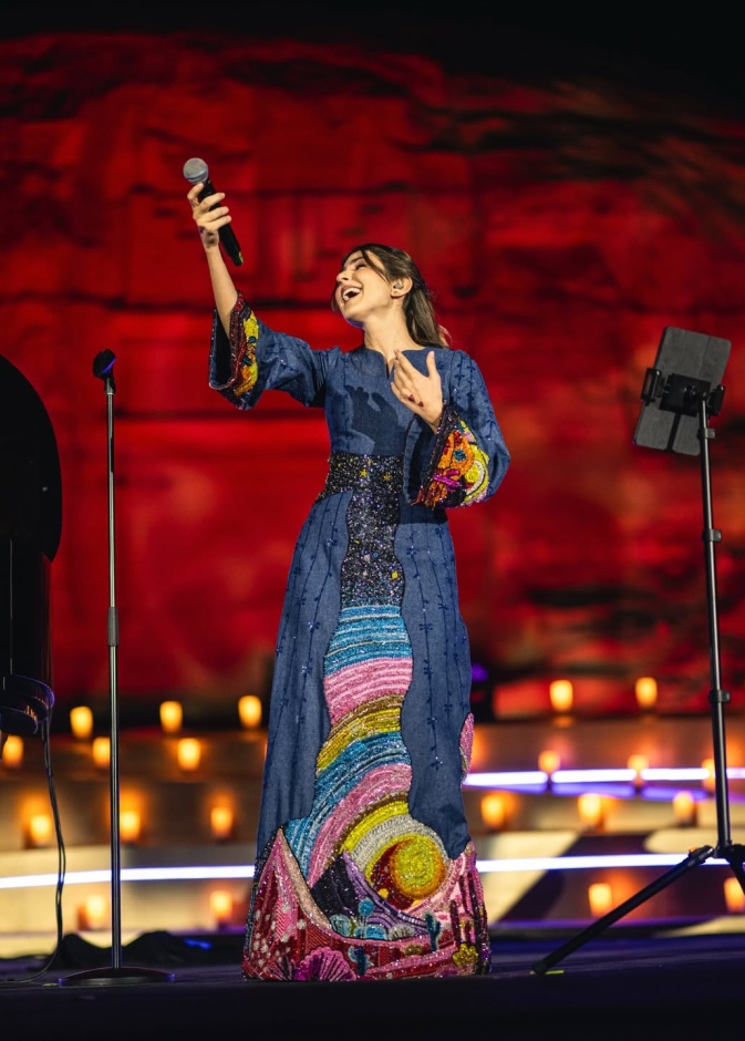 مارلين نعمان بفستان من قماش الدنيم باللون الأزرق