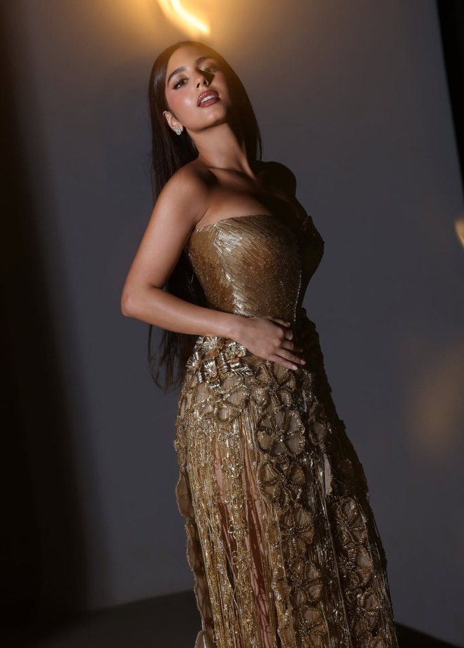 مايان السيد بإطلالة ذهبية