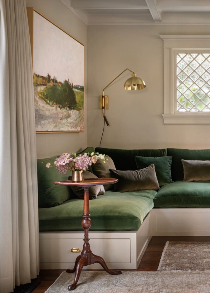 مقعد البانكويت يعمل كبديل مميز لقطع الأثاث التقليدية في غرفة النوم