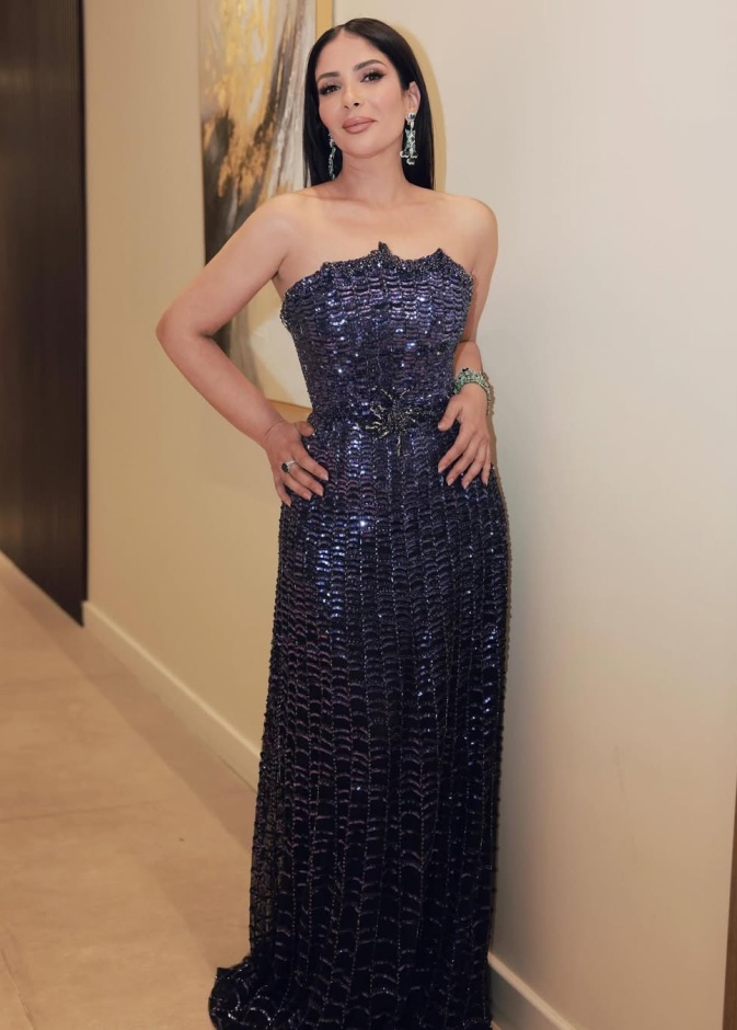 منى زكي ترتدي فستانا سترابلس مغطى بتطريزات براقة 