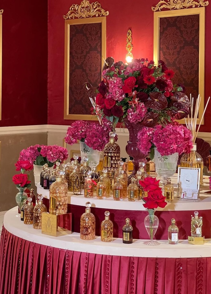 مواءمة زينة الورود مع ركن العطور في الأعراس