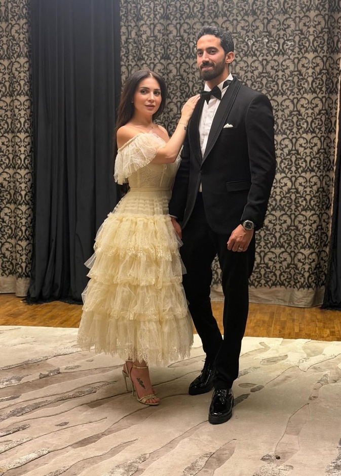 مي  عز الدين مع خطيبها خلال حفل عقد القران