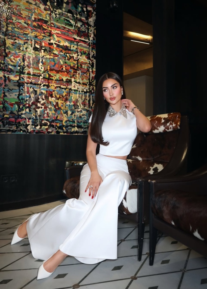 نور الغندور بطقم حريري رقيق باللون الأبيض