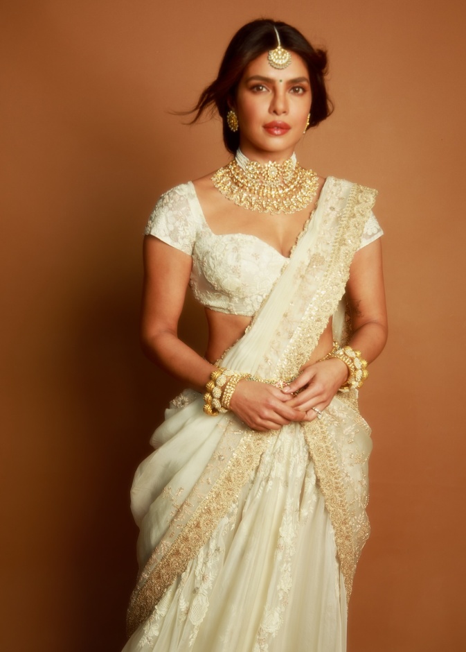 بريانكا شوبرا تتألق بساري فاخر من تصميم Anamika Khanna