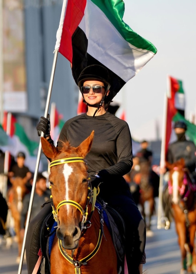 هيفاء حسين ترفع العلم الإماراتي