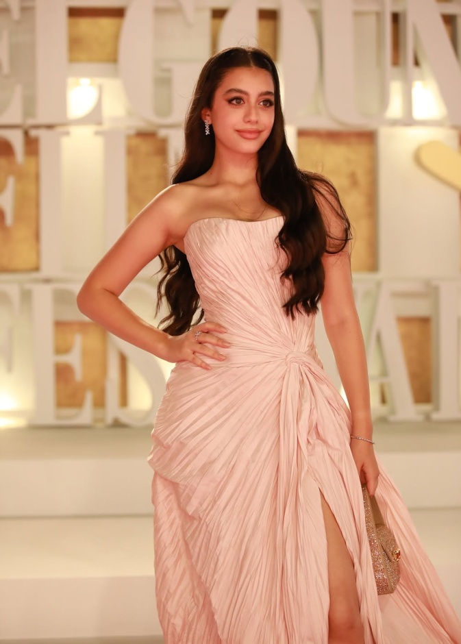 ياسمينا العبد بالفستان الناعم باللون الزهري الشاحب (2)