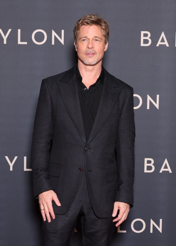 يحاول براد بيت التأقلم مع عمى التعرف على الوجوه