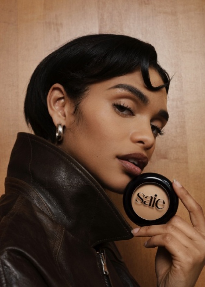 بودرة التثبيت Slip Tint™ Undetectable Baked، بقوامها الطبيعي الذي تمتصه البشرة بسهولة