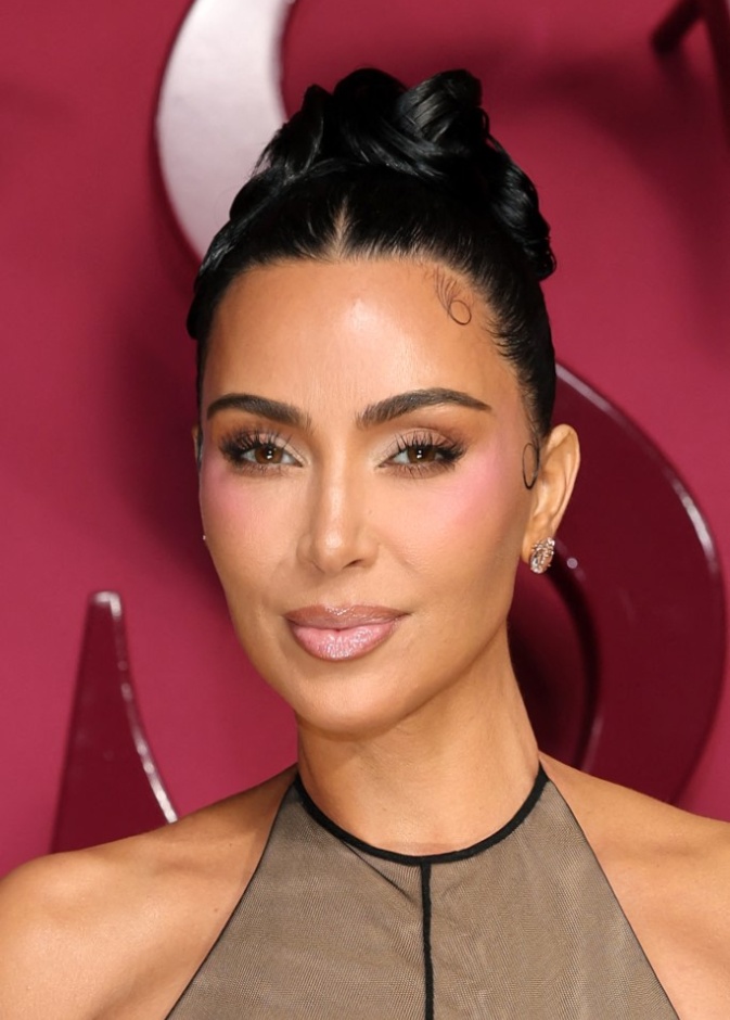  إطلالة كيم كارداشيان بتسريحات الكعكة العالية