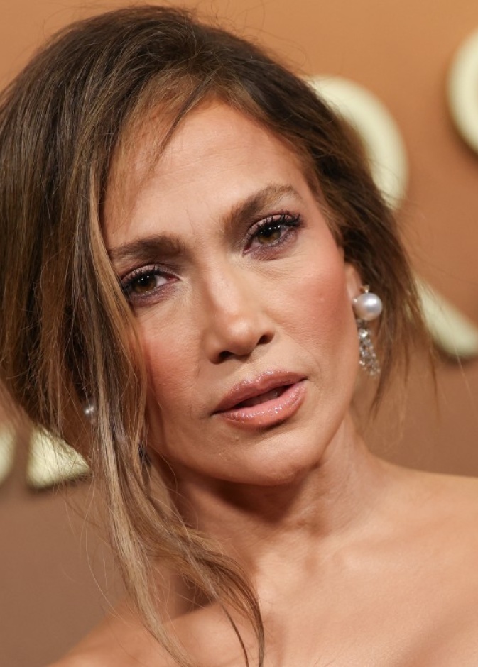  إطلالة Jennifer Lopez بمكياج برونزي لماع