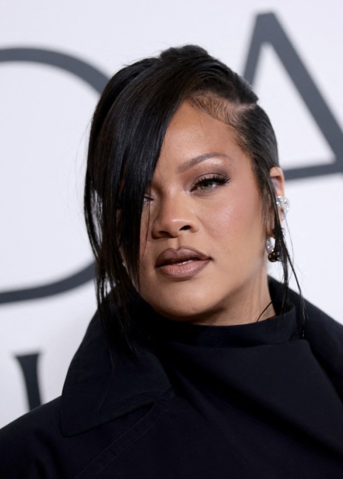 اطلالة Rihanna برسمات المكياج البني البراق