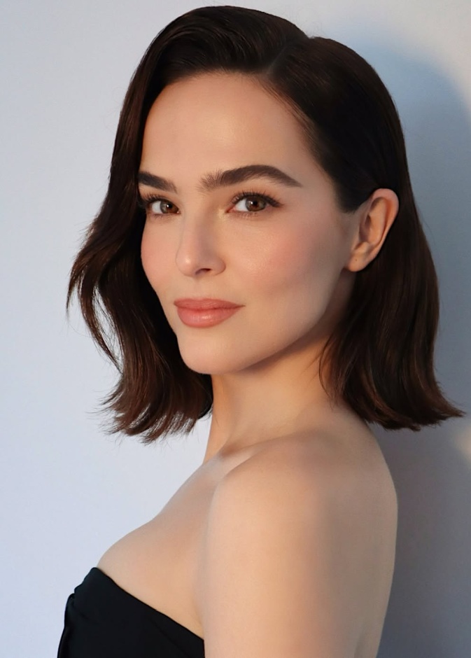 اختاري البلاشر المناسب لكِ بأسلوب Zoey Deutch- الصورة من حساب خبير المكياج Hung Vanngo