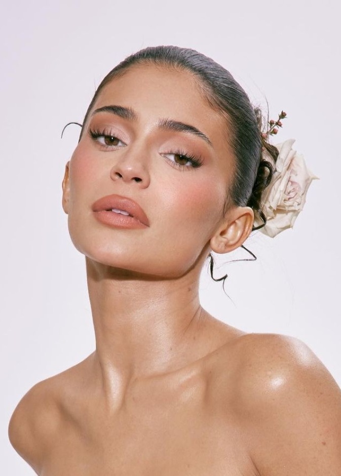 اطلالة Kylie Jenner بالمكياج البني المات - Copy