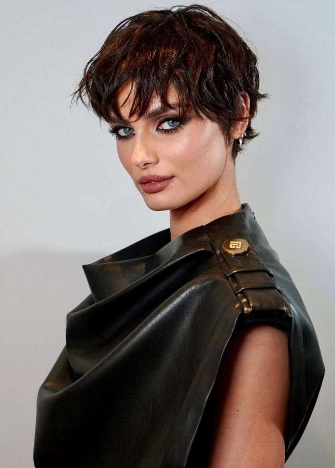 اطلالة Taylor Hill بصيحة الـBoy Bob مع الغرة الامامية
