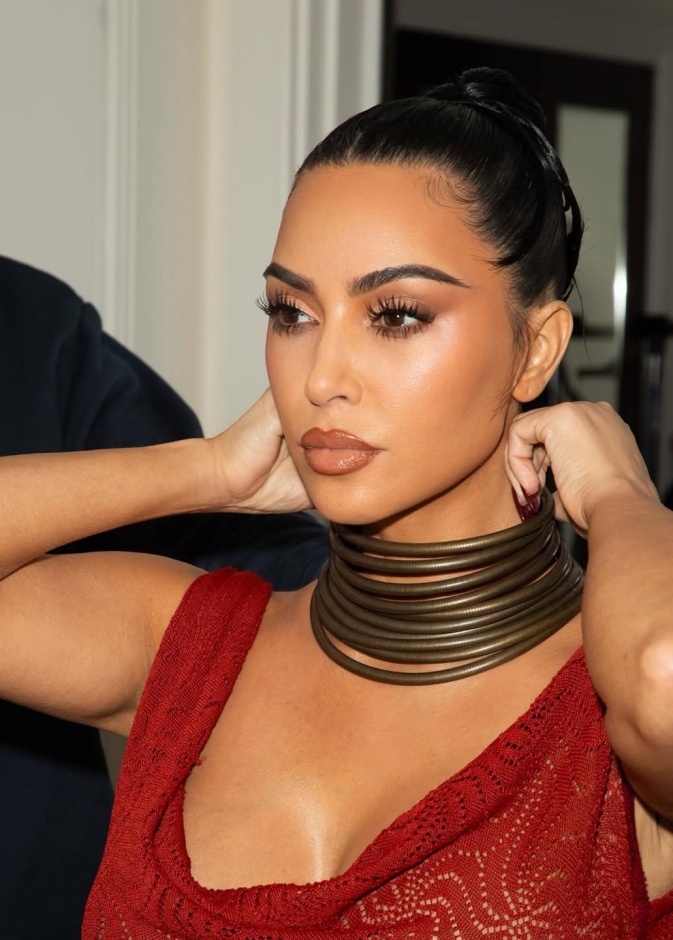 اطلالةKim Kardashian برسمات المكياج المشمشي