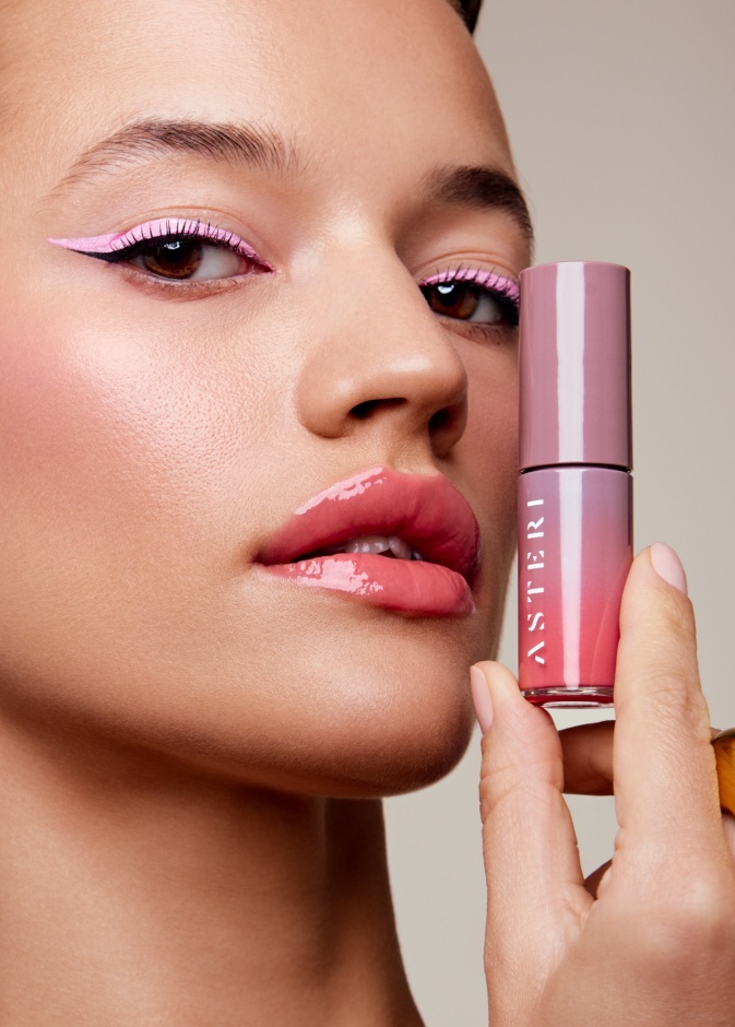 شيين لب اويل جلوس تجربة فريدة لرعاية الشفاه من علامة استيري